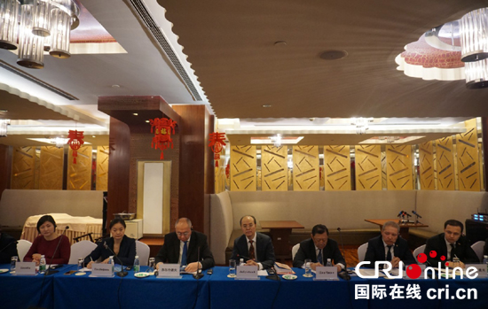外交部部长助理李惠来（中）出席会议