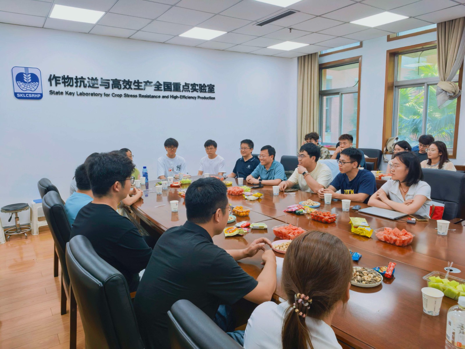 座谈会.jpg