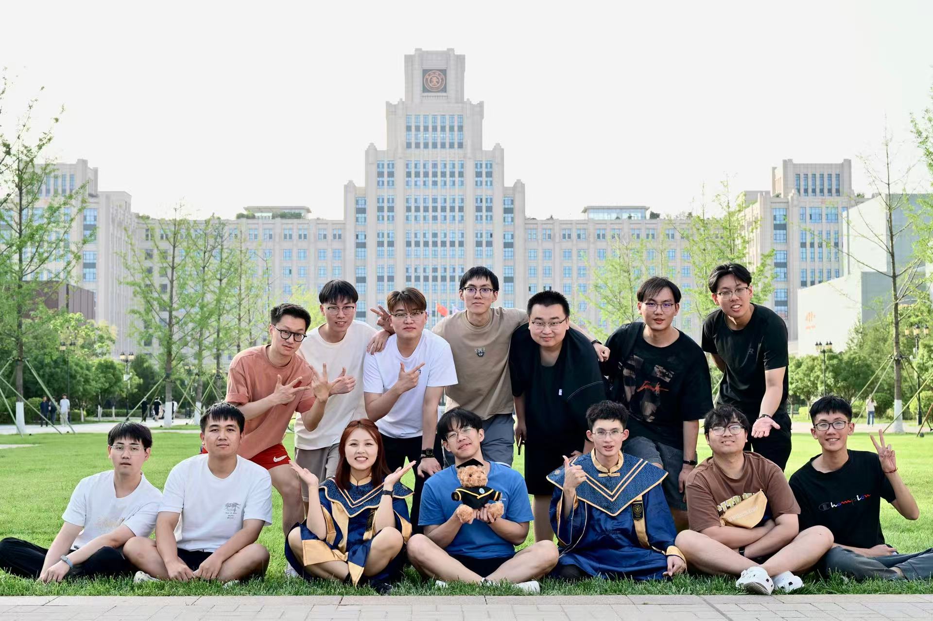2025年7月毕业留念-1.jpg