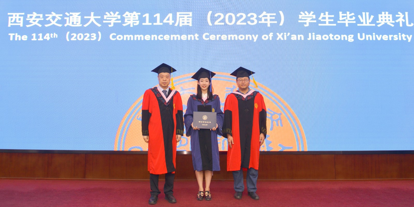 2023年7月韩依琳（中）学院毕业典礼留影_副本.jpg