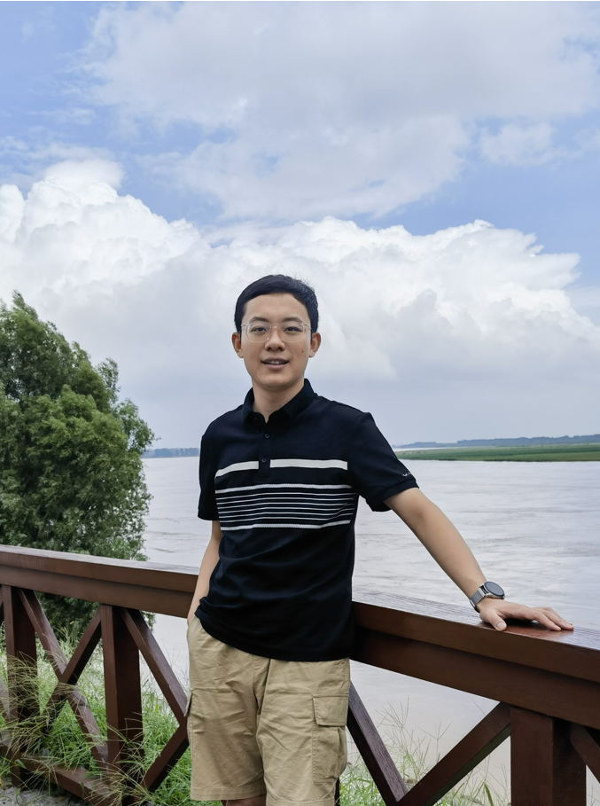 张明睿v.png