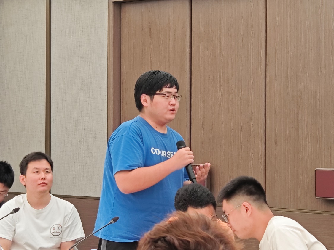 一群人正在聊天

描述已自动生成