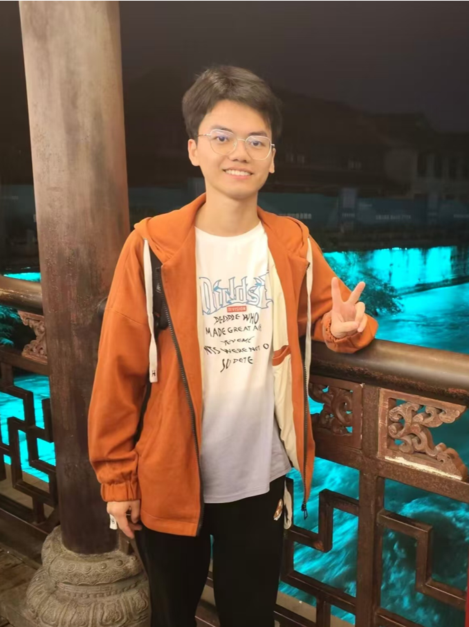 李凯v.png