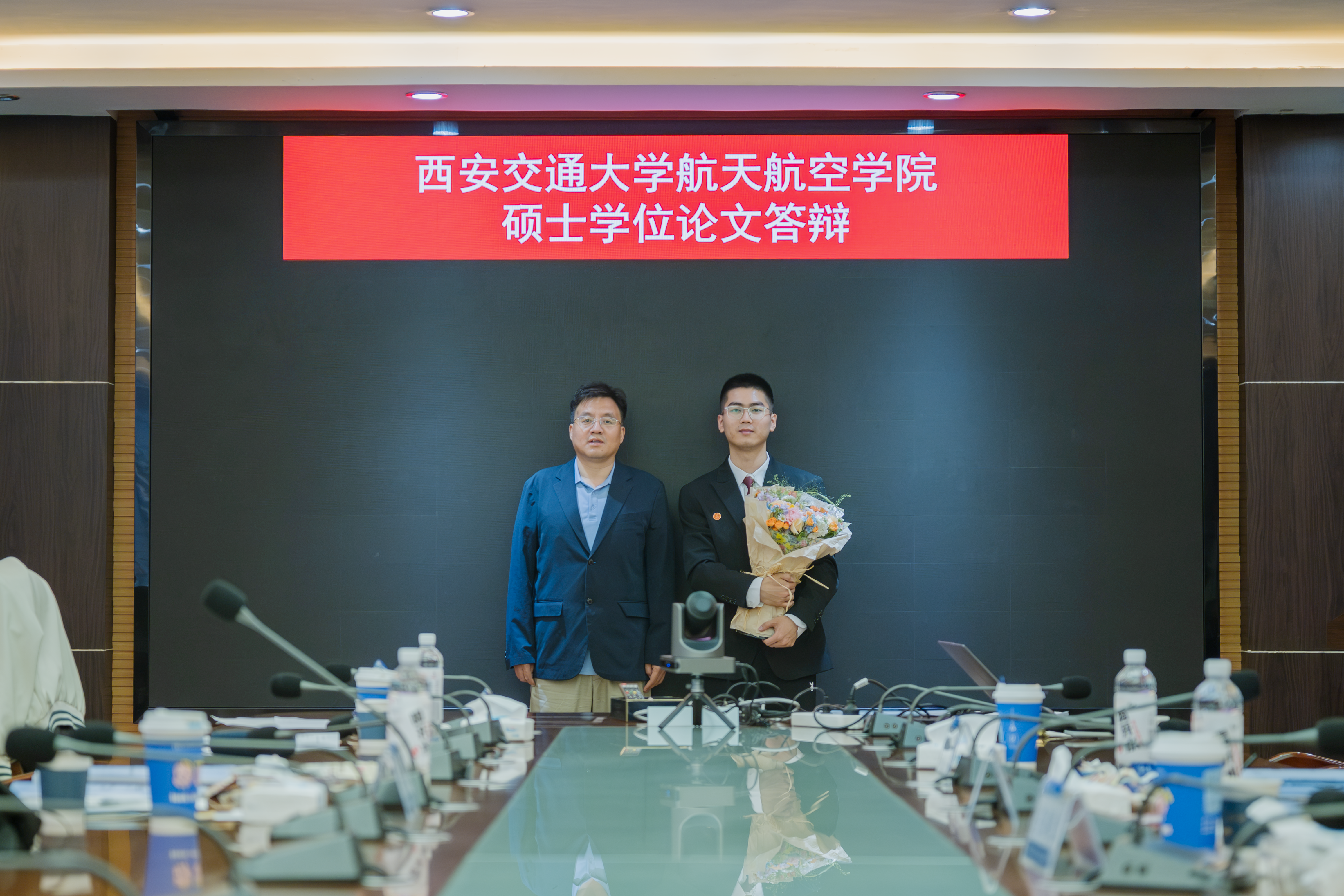 3 张艺博毕业照.png