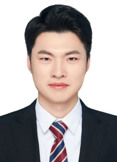 穿着西装的男孩描述已自动生成