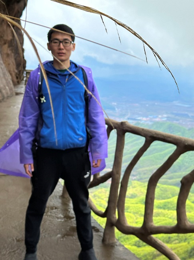 李鑫宇v.png