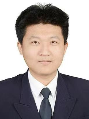 穿着西装笔挺的男子
描述已自动生成