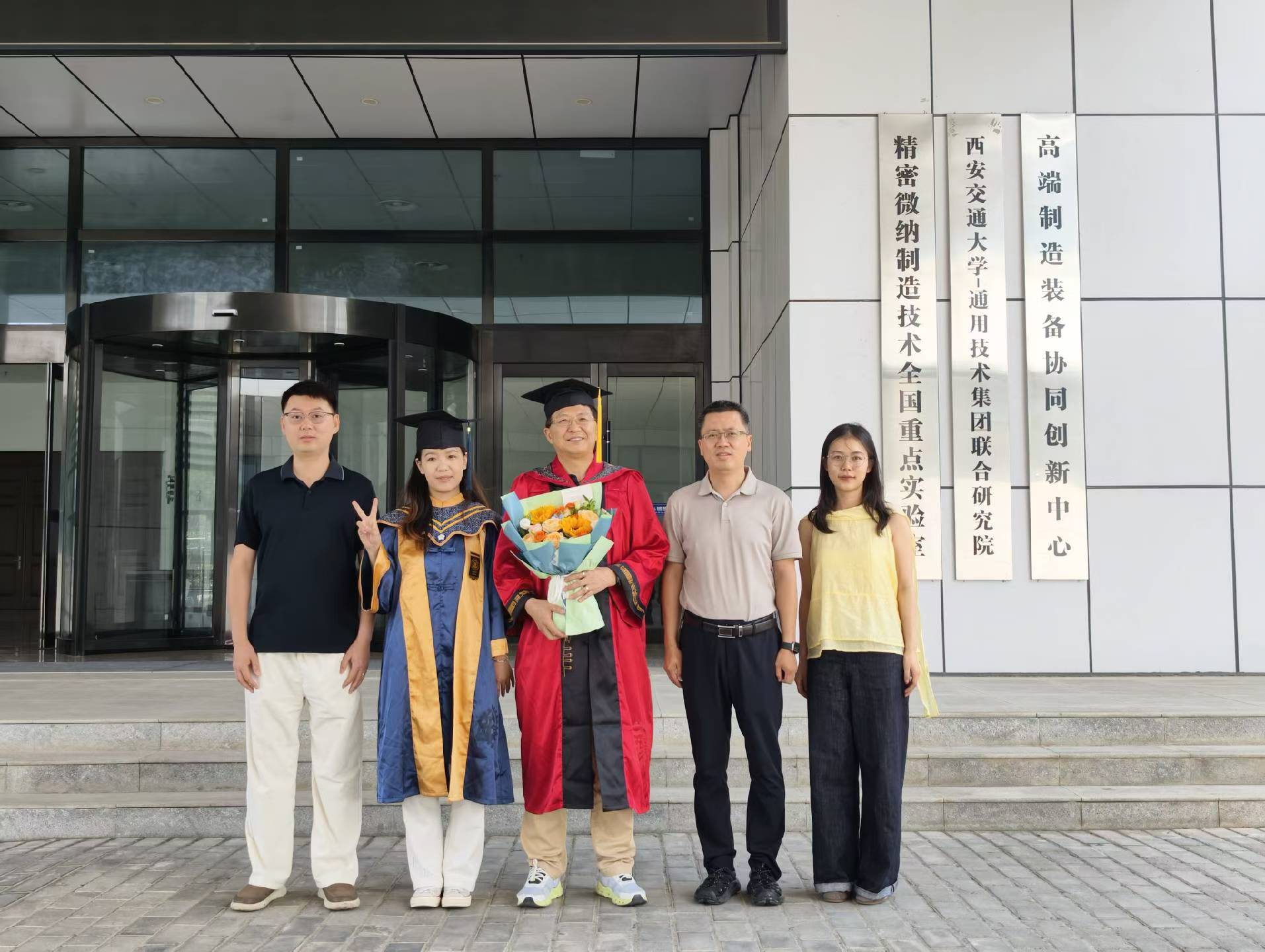 李兵教授与2026届硕士毕业生李秋英合影留念.jpg