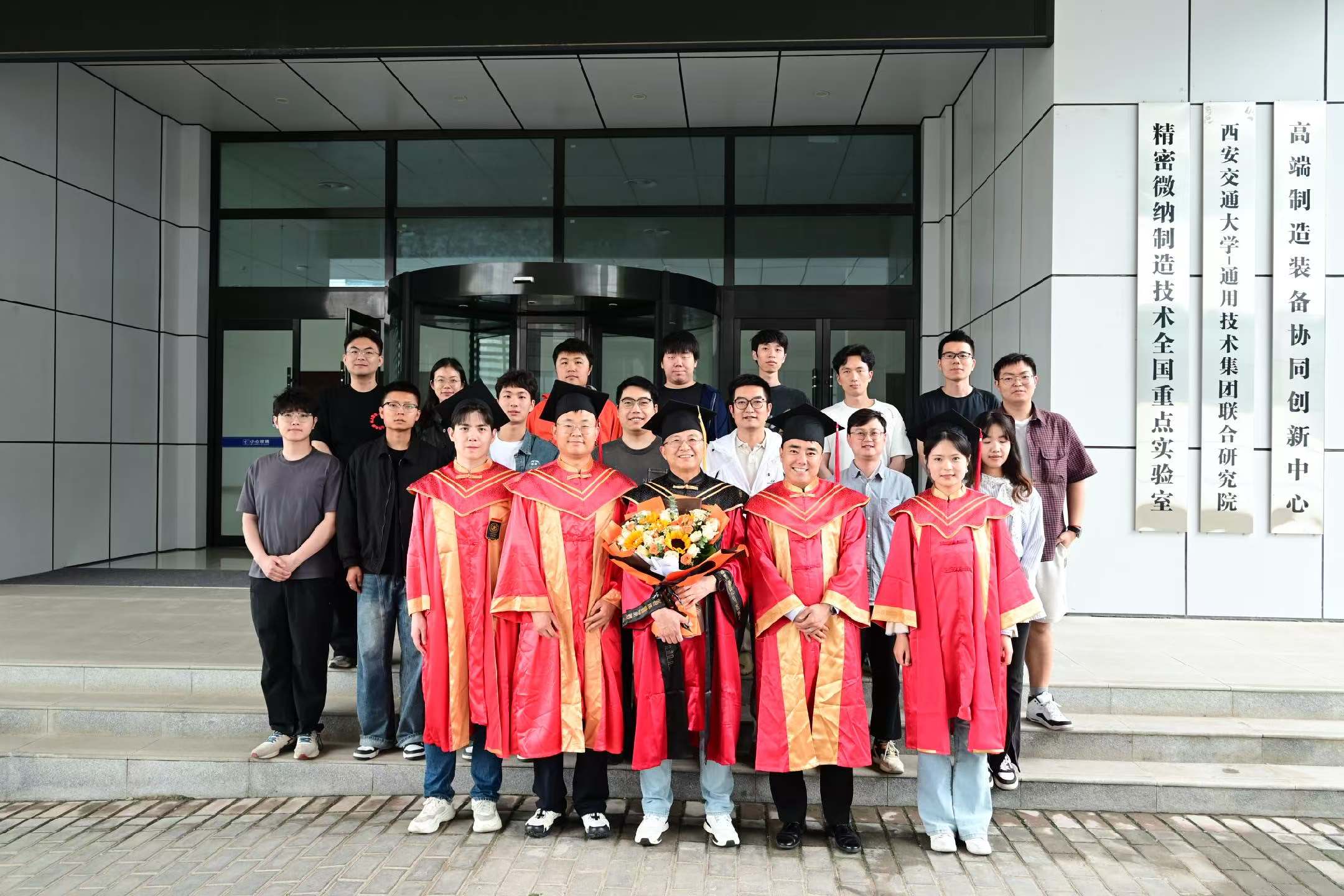 李兵教授与博士毕业生刘桐坤、张磊、张振龙、杜肖合影留念.jpg