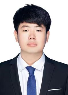 穿着西装的男孩描述已自动生成