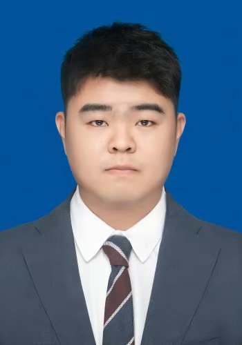 穿着西装的男孩描述已自动生成